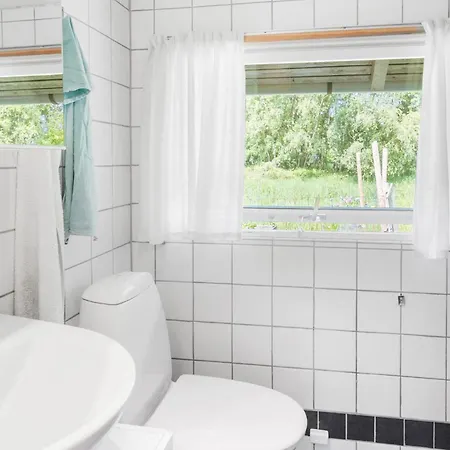 3 Bedroom Beautiful In Vaeggerlose 펜션 Bøtø By