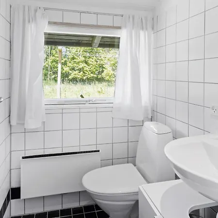 3 Bedroom Beautiful In Vaeggerlose 別荘 *